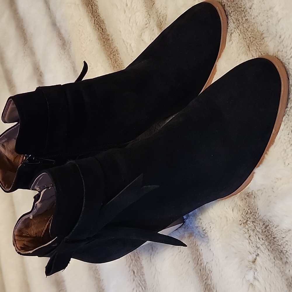 EUC Free People vegan suede heeled ankle booties In Black Color Size 10